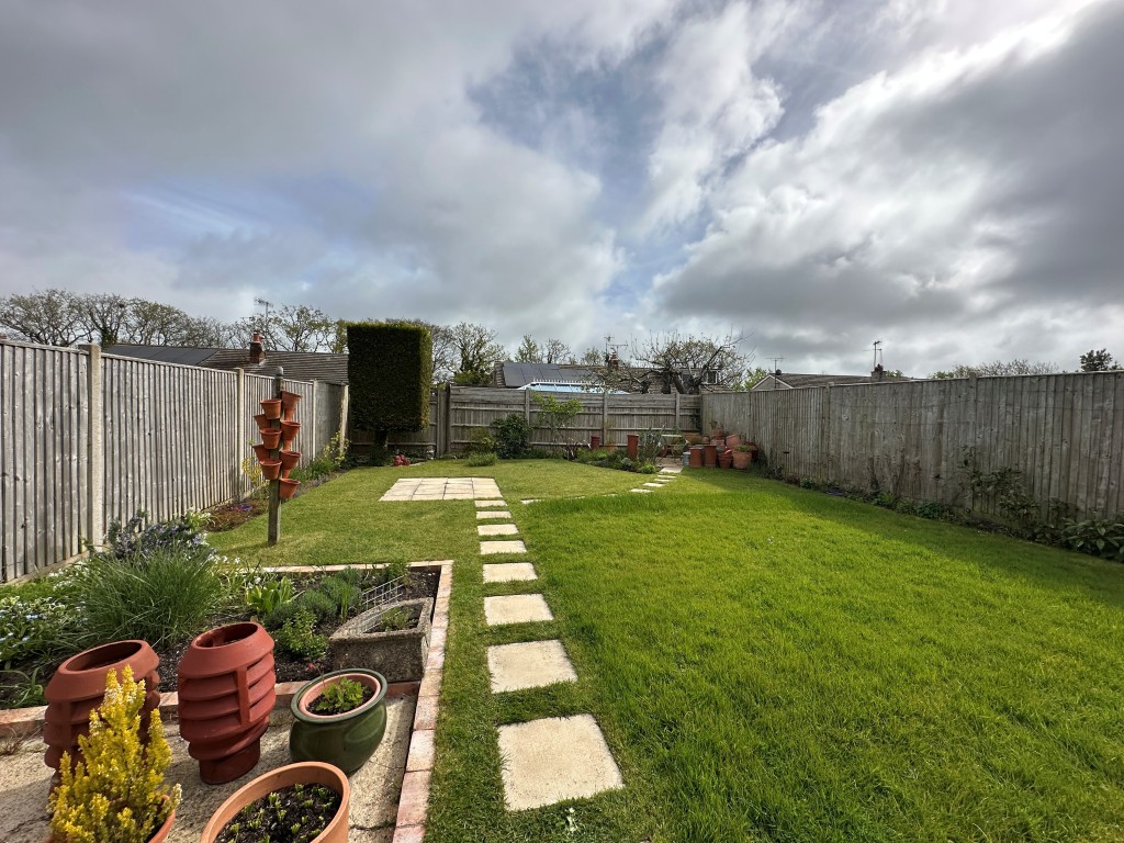 Lot: 1 - TWO-BEDROOM SEMI-DETACHED BUNGALOW WITH GARAGE AND GARDEN - Garden to the rear